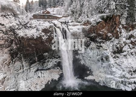 Vue sur les chutes de Snoqualmie en hiver. Washington, États-Unis. Banque D'Images