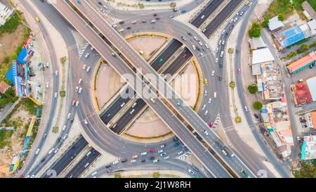 Transport urbain moderne avec autoroute, route et rond-point, vue de dessus de l'autoroute à plusieurs niveaux. Banque D'Images