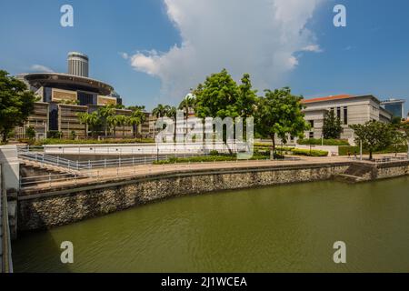 Sur la gauche se trouve la Cour suprême et le bâtiment de droite est le Parlement de Singapour. 2022. Banque D'Images