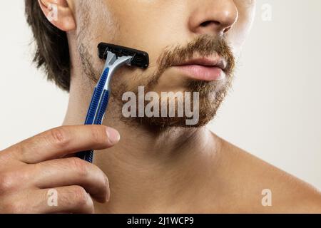 Homme avec une barbe imparfaitement taillée avant une routine de rasage Banque D'Images