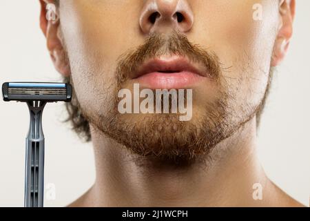 Homme avec une barbe imparfaitement taillée avant une routine de rasage Banque D'Images