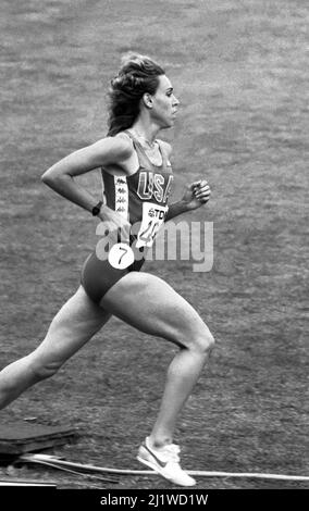 MARY DECKER USA long distance a gagné 300 m au navire IAF Champion du monde à Helsinki Finlande le 1983 août Banque D'Images