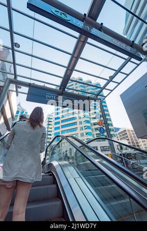 Les gens font monter et sortir un escalier mécanique de l'échangeur de Chatswood et de la gare de Sydney, Nouvelle-Galles du Sud, Australie Banque D'Images
