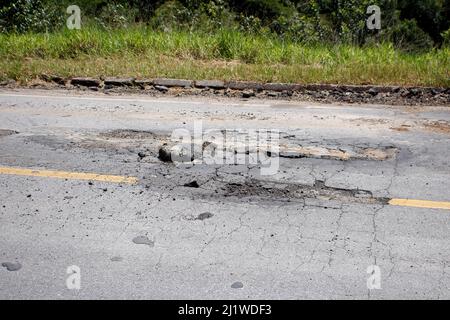 toit de l'autoroute avec asphalte défectueux et abîmé, dangereux pour la circulation Banque D'Images