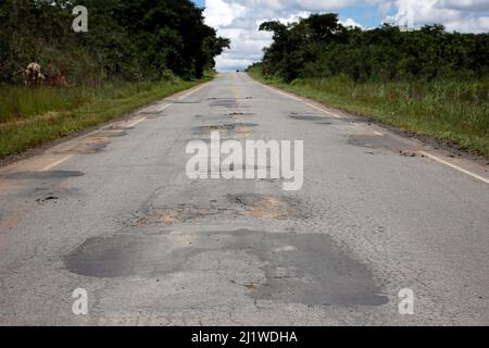 toit de l'autoroute avec asphalte défectueux et abîmé, dangereux pour la circulation Banque D'Images