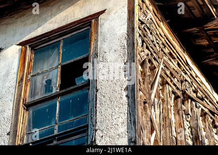 ancienne maison en bois abandonnée avec verre brisé, fragment Banque D'Images