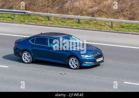 2021 Blue Skoda superbe se L TSI S-E L DSG automatique à 7 vitesses; conduite sur le M61 près de Manchester, Royaume-Uni Banque D'Images