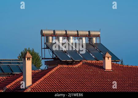 capteurs solaires thermiques installés sur le toit en tuiles de la maison Banque D'Images