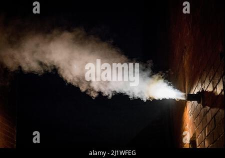 Les gaz d'échappement et de la vapeur d'eau provenant d'une chaudière à gaz combi via le tuyau de cheminée extérieure. Banque D'Images