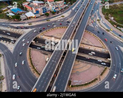 Transport urbain moderne avec autoroute, route et rond-point, vue de dessus de l'autoroute à plusieurs niveaux. Banque D'Images