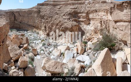 Ruines, pierres et restes de pierres d'une falaise effondrée photographiée à Wadi Peres, Un lit d'eau saisonnier dans le désert du Negev de Pâques du Nord, dans le Sud Banque D'Images