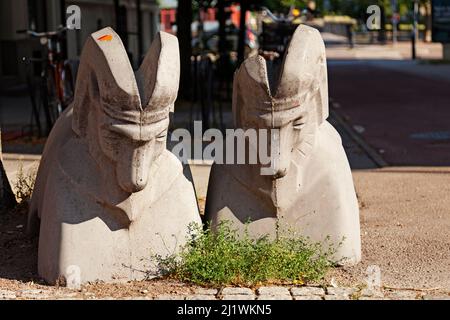 Gavle, Norrland Suède - 13 juillet 2021 : herbe à mâcher de deux chèvres en pierre Banque D'Images