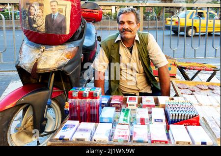 Syrie. Damas. Vente de cigarettes. Le culte d'Assad Banque D'Images