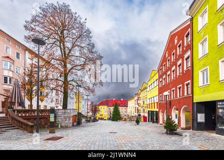 Kufstein, Autriche. Paysage urbain brumeux le matin avec place de la ville et vieilles maisons traditionnelles colorées sur fond d'hiver, Tyrol Unterland dans le Tyrol Banque D'Images