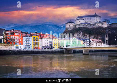 Kufstein, Autriche. Paysage urbain brumeux le matin avec place de la ville et vieilles maisons traditionnelles colorées sur fond d'hiver, Tyrol Unterland dans le Tyrol Banque D'Images