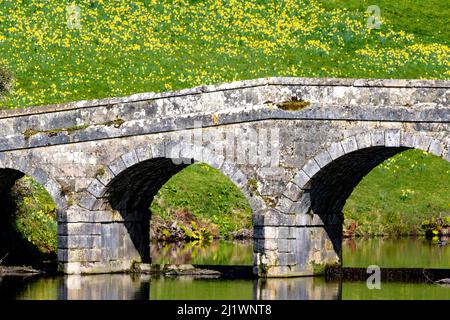 Pont de style palladium au-dessus du lac aux jardins de Stourhead, Stourton, Wiltshire, Royaume-Uni Banque D'Images