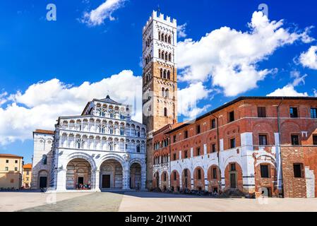 Lucca, Italie - vue sur la Piazza San Giovanni et la célèbre tour de la cathédrale Saint-Martin en arrière-plan, carte postale de la Toscane. Banque D'Images