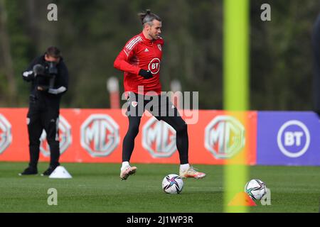 Cardiff, Royaume-Uni. 28th mars 2022. Gareth Bale du pays de Galles lors de la session d'entraînement de l'équipe de football du pays de Galles au Vale Resort, Hensol, près de Cardiff, le lundi 28th mars 2022. L'équipe se prépare pour son prochain match, un ami contre la République tchèque demain. Cette image ne peut être utilisée qu'à des fins éditoriales. Usage éditorial seulement, photo par Andrew Orchard/Andrew Orchard sports photographie/Alamy Live News crédit: Andrew Orchard sports photographie/Alamy Live News Banque D'Images