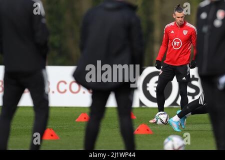 Cardiff, Royaume-Uni. 28th mars 2022. Gareth Bale du pays de Galles lors de la session d'entraînement de l'équipe de football du pays de Galles au Vale Resort, Hensol, près de Cardiff, le lundi 28th mars 2022. L'équipe se prépare pour son prochain match, un ami contre la République tchèque demain. Cette image ne peut être utilisée qu'à des fins éditoriales. Usage éditorial seulement, photo par Andrew Orchard/Andrew Orchard sports photographie/Alamy Live News crédit: Andrew Orchard sports photographie/Alamy Live News Banque D'Images