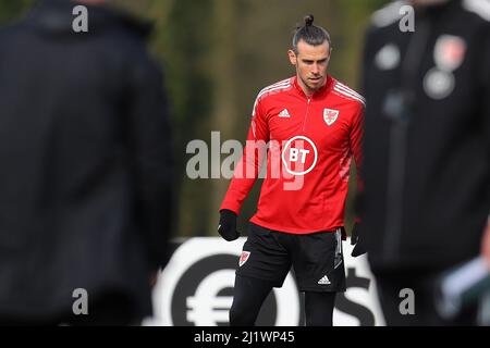 Cardiff, Royaume-Uni. 28th mars 2022. Gareth Bale du pays de Galles lors de la session d'entraînement de l'équipe de football du pays de Galles au Vale Resort, Hensol, près de Cardiff, le lundi 28th mars 2022. L'équipe se prépare pour son prochain match, un ami contre la République tchèque demain. Cette image ne peut être utilisée qu'à des fins éditoriales. Usage éditorial seulement, photo par Andrew Orchard/Andrew Orchard sports photographie/Alamy Live News crédit: Andrew Orchard sports photographie/Alamy Live News Banque D'Images