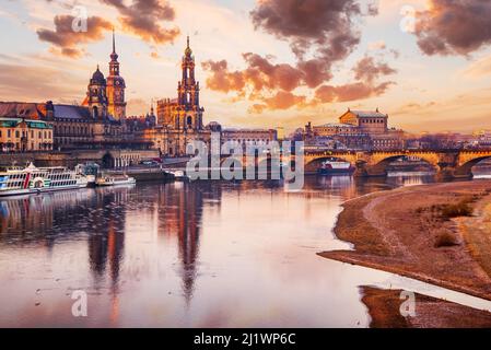 Dresde, Allemagne. Hofkirche, cathédrale de la Sainte Trinité, terrasse de Bruehl et rivière Elbe, lever du soleil magnifique lumière, Saxe. Banque D'Images