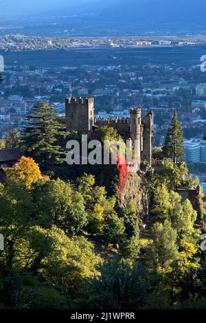 Le château médiéval de Brunnenburg/Fontana domine la ville de Merano dans le Burgraviato tyrolien. Tirol/Tirolo, province de Bolzano, Alto-Adige, Italie. Banque D'Images