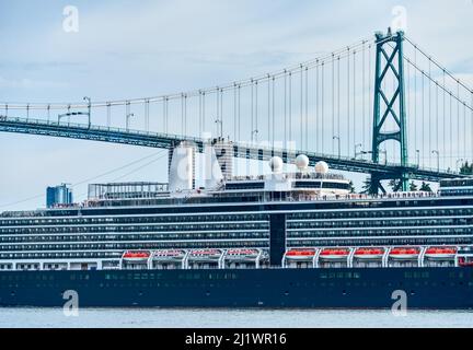 Vue rapprochée sur un immense bateau de croisière sur l'océan qui passe devant le célèbre pont Lion Gates Banque D'Images