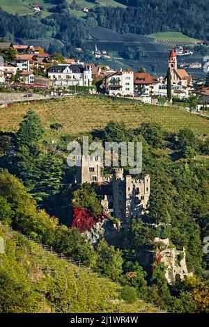 Le village de Tirol/Tirolo, qui a donné son nom à toute la région alpine, et le château de Brunnenburg/Fontana. Province de Bolzano, Alto-Adige, Italie. Banque D'Images