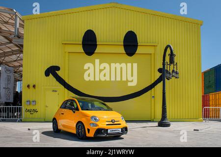 Vue avant de la Fiat jaune 500 abarth 595 garée dans la rue Banque D'Images