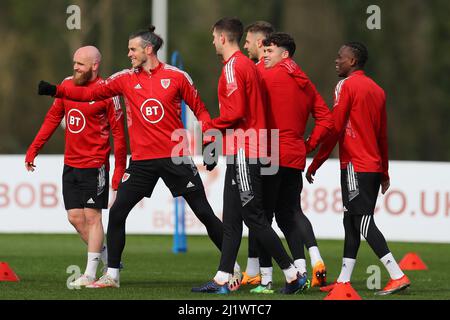 Cardiff, Royaume-Uni. 28th mars 2022. Gareth Bale du pays de Galles (2nd à gauche) lors de la session d'entraînement de l'équipe de football du pays de Galles au Vale Resort, Hensol, près de Cardiff, le lundi 28th mars 2022. L'équipe se prépare pour son prochain match, un ami contre la République tchèque demain. Cette image ne peut être utilisée qu'à des fins éditoriales. Usage éditorial seulement, photo par Andrew Orchard/Andrew Orchard sports photographie/Alamy Live News crédit: Andrew Orchard sports photographie/Alamy Live News Banque D'Images