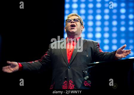 ITALIE, BAROLO, COLLISIONI FESTIVAL 2016: Le chanteur, pianiste et compositeur anglais Sir Elton John (né Reginald Kenneth Dwight) interprète en direct au Collioni Festival 2016 à Barolo pour sa tournée « merveilleuse soirée Crazy » Banque D'Images