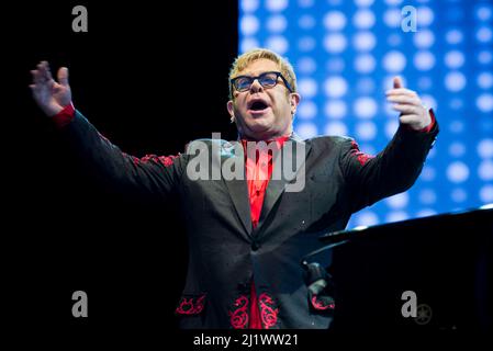 ITALIE, BAROLO, COLLISIONI FESTIVAL 2016: Le chanteur, pianiste et compositeur anglais Sir Elton John (né Reginald Kenneth Dwight) interprète en direct au Collioni Festival 2016 à Barolo pour sa tournée « merveilleuse soirée Crazy » Banque D'Images