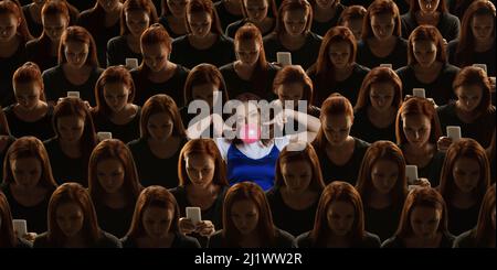 Vue de dessus de la foule grise de personnes identiques et une femme heureuse avec de la gomme à bulles. Concept de différence et de diversité Banque D'Images