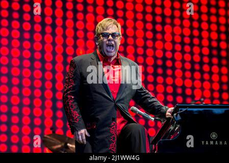 ITALIE, BAROLO, COLLISIONI FESTIVAL 2016: Le chanteur, pianiste et compositeur anglais Sir Elton John (né Reginald Kenneth Dwight) interprète en direct au Collioni Festival 2016 à Barolo pour sa tournée « merveilleuse soirée Crazy » Banque D'Images