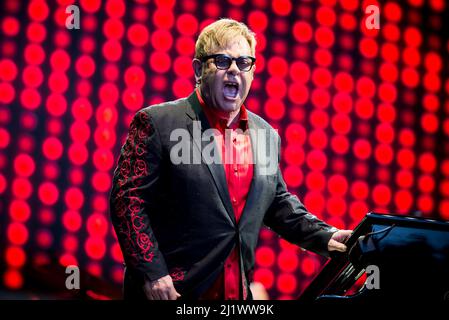 ITALIE, BAROLO, COLLISIONI FESTIVAL 2016: Le chanteur, pianiste et compositeur anglais Sir Elton John (né Reginald Kenneth Dwight) interprète en direct au Collioni Festival 2016 à Barolo pour sa tournée « merveilleuse soirée Crazy » Banque D'Images