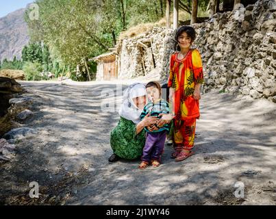 26 août 2016, village de Margib, Tadjikistan : enfants locaux avec leur grand-mère dans un petit village de la région de Yaghnob au Tadjikistan Banque D'Images