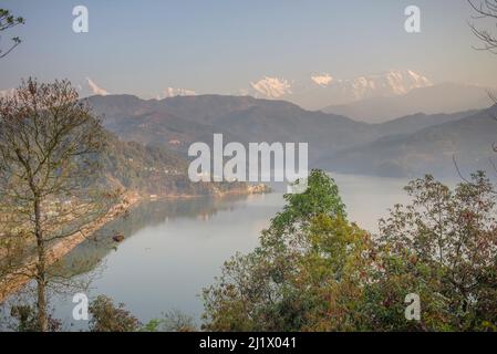 Annapurna se situe au-dessus du lac Begnas, Pokhara, Népal Banque D'Images