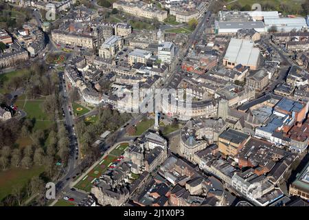 Vue aérienne du mémorial de guerre de Harrogate, Cenotaph & Bettys Cafe Tea Rooms, centre-ville de Harrogate, North Yorkshire Banque D'Images