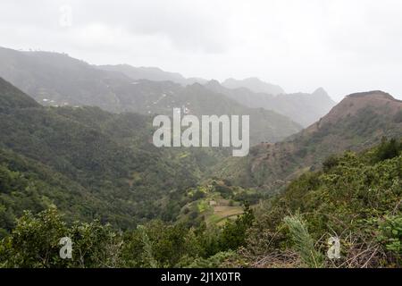 Montagnes d'Anaga, pentes abruptes couvertes de forêt verte et luxuriante : Un parc rural classé comme réserve de biosphère à Ténérife, îles Canaries, Espagne Banque D'Images