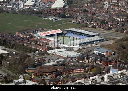 2022 vue aérienne du stade de football Oldham Athletic AFC Boundary Park, Great Manchester Banque D'Images