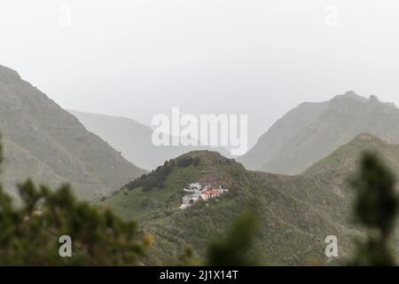 Montagnes d'Anaga, pentes abruptes couvertes de forêt verte et luxuriante : Un parc rural classé comme réserve de biosphère à Ténérife, îles Canaries, Espagne Banque D'Images