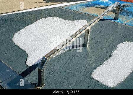 La neige fond au skate Park Banque D'Images