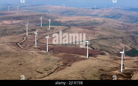 Vue aérienne des éoliennes sur les collines Pennine, dans le nord de l'Angleterre, au Royaume-Uni Banque D'Images