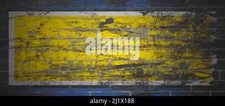 Les couleurs du drapeau ukrainien et du titre sont peintes sur un mur endommagé par la guerre - bannière web Banque D'Images