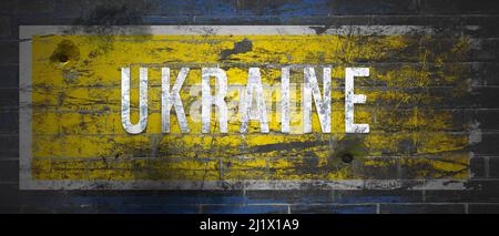 Les couleurs du drapeau ukrainien et du titre sont peintes sur un mur endommagé par la guerre - bannière web Banque D'Images