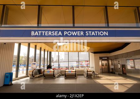 Londres- mars 2022: Station de métro Battersea Power Station, une nouvelle station ajoutée sur la ligne Northern Line. Banque D'Images