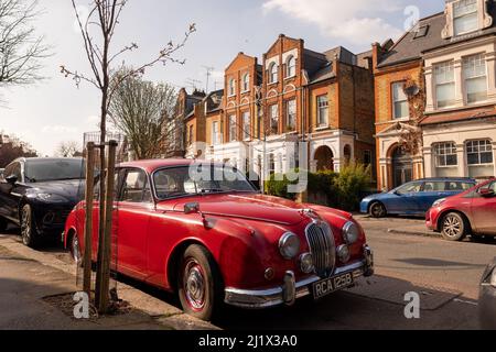 Londres - Mars 2022 : une voiture Jaguar classique garée dans une rue résidentielle attrayante à Crouch End, dans le nord de Londres Banque D'Images