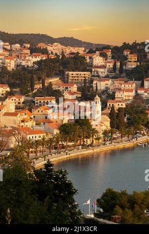 Coucher de soleil sur Cavtat - ville de Dalmatie près de Dubrovnik, Croatie. Banque D'Images