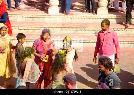 Les dévots de Lord Krishna célèbrent l'Holi à Nandagaon, dans l'Uttar Pradesh, en Inde. Banque D'Images