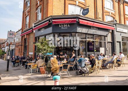 Londres - 2022 mars : place en plein air au café de Crouch End. Un quartier chic du nord de Londres avec de nombreux cafés indépendants et boutiques Banque D'Images